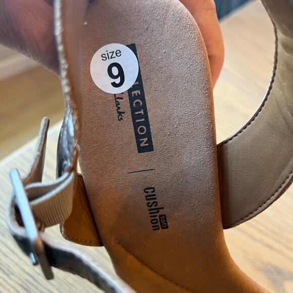 Clarks Wedge Sandals Sz 9 Pewter Gold Metallic Leather Comfort Buckle Strap Cork - Picture 6 of 7